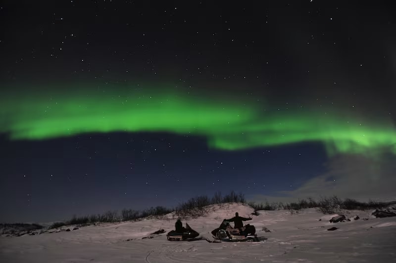 Nordlicht-Schneemobilfahren