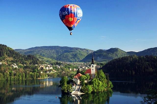 Hot air ballooning in Bled