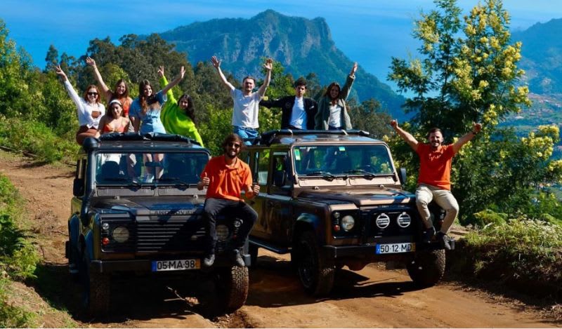 Groupe d'amis profitant d'une excursion en 4x4 autour de Madère, depuis Funchal