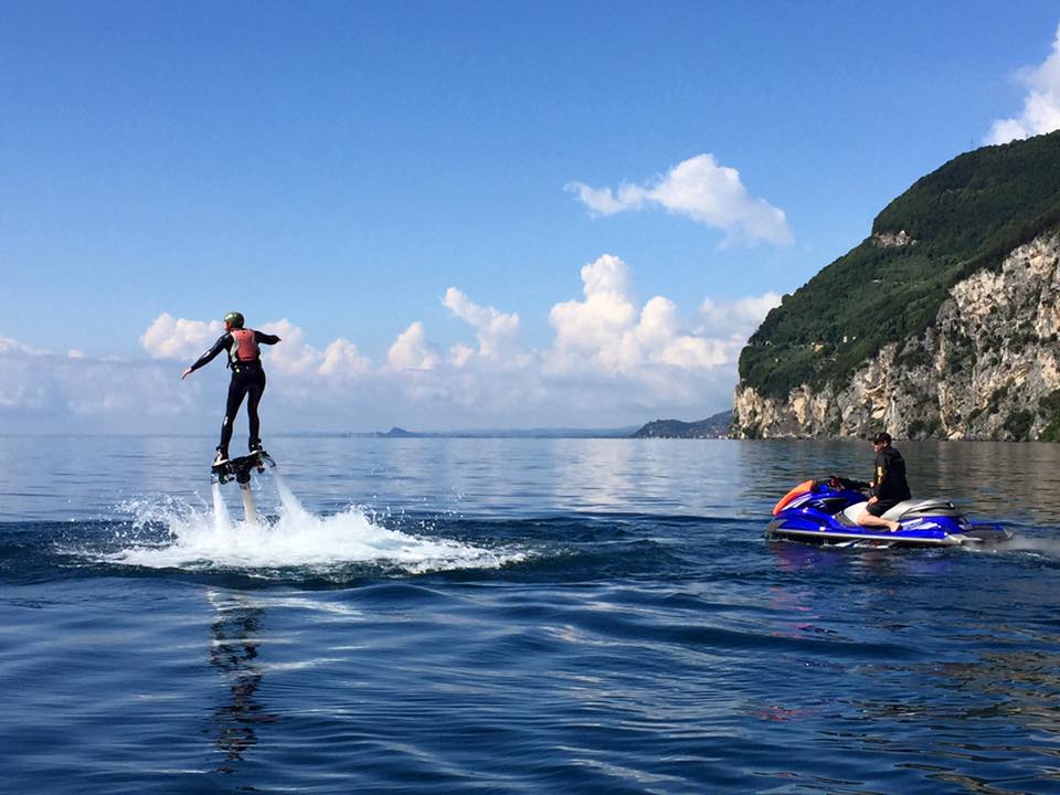 Flyboard en el lago de Garda