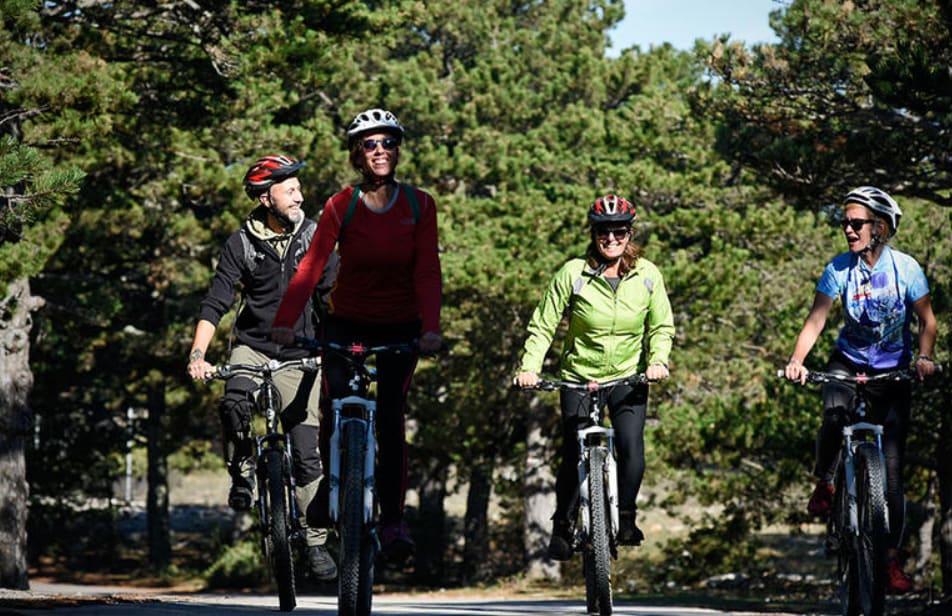 Bicicleta de montaña desde la cumbre hasta el mar desde Supetar, en la isla de Brač.