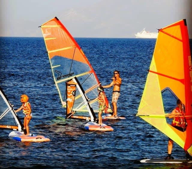 Menschen beim Windsurfen