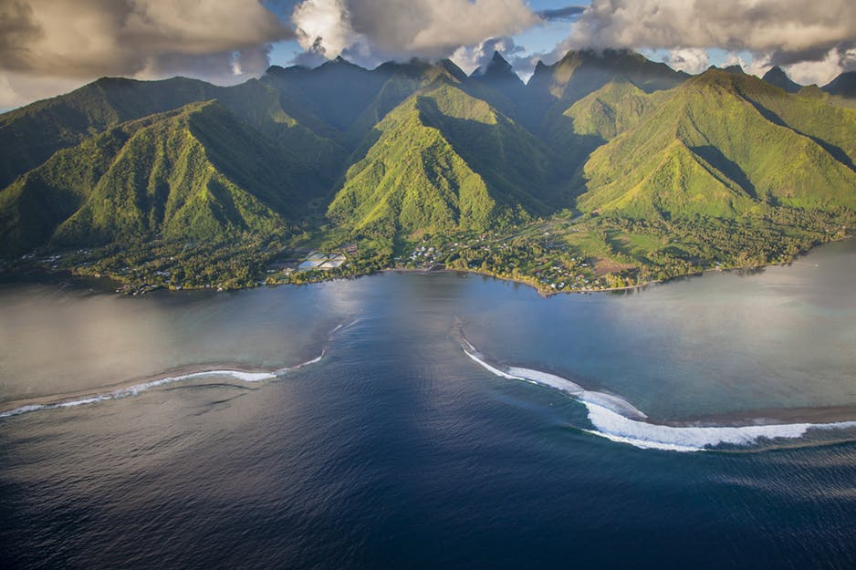 Observation of the Teahupoo wave by boat