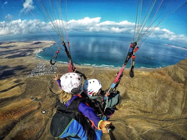 Menschen fliegen über Lanzarote