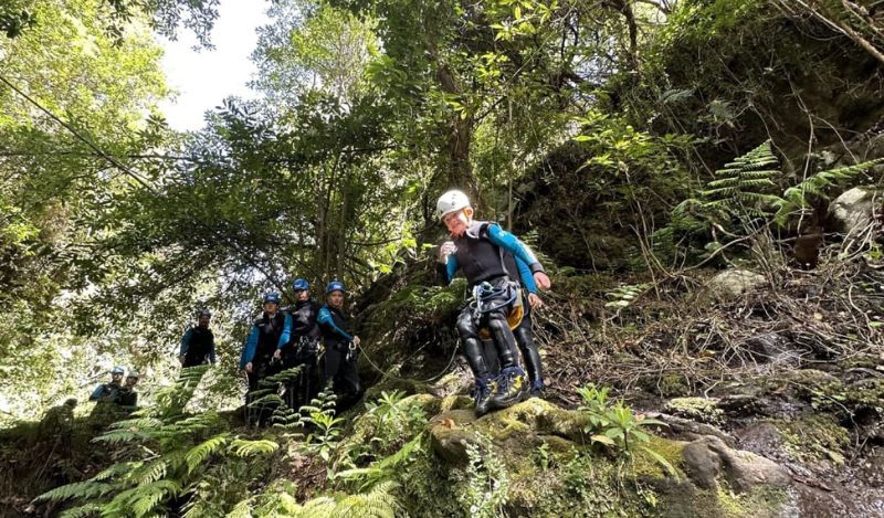 Un enfant saute dans un canyoning à Madère