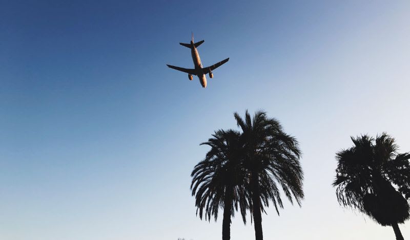 Avion survolant une île