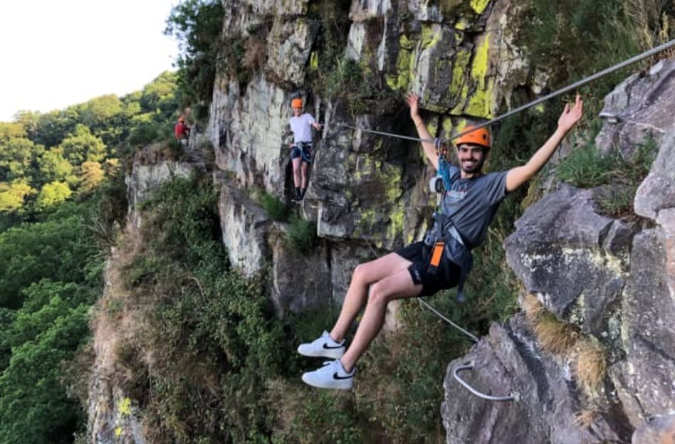 Equipo de vía ferrata cerca de Clécy