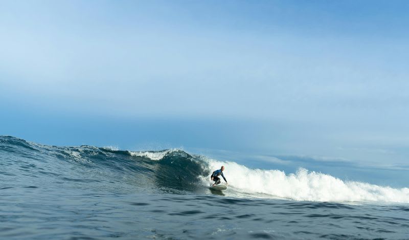 Mann surft
