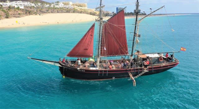 Piratenschiff auf dem Meer