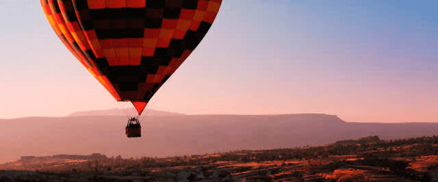 Heißluftballon bei Sonnenuntergang