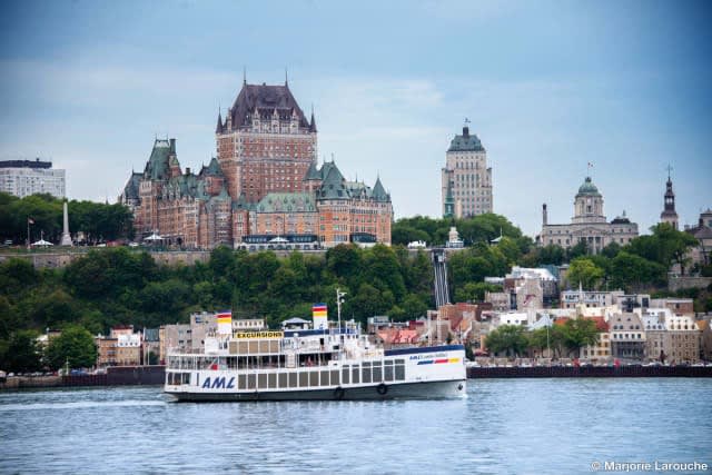 Boot und Quebec im Hintergrund