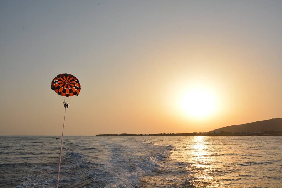 Parasailing desde la playa de Perivolos, Santorini