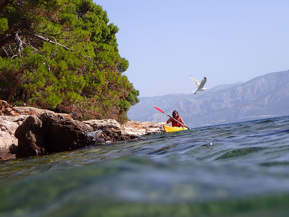 Kayak sur le rivage rocheux