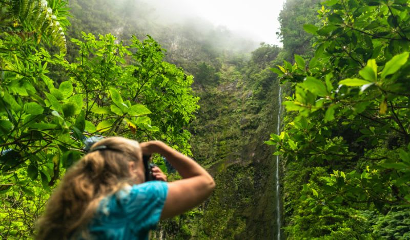 Femme prenant des photos de la nature à Madère