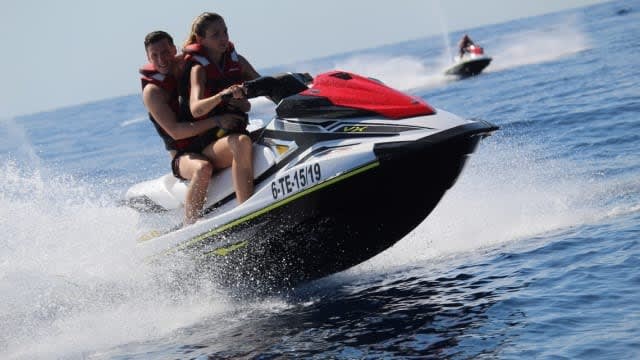 Zwei Personen auf Jet Ski