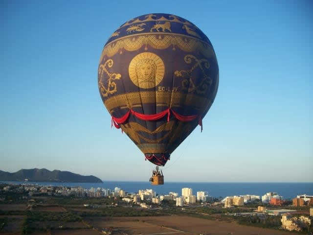 Globo aerostático sobre el mar