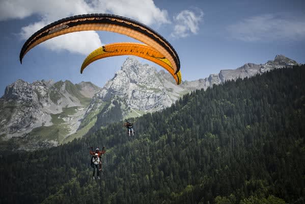 Vol en parapente au-dessus du Grand Bornand, France