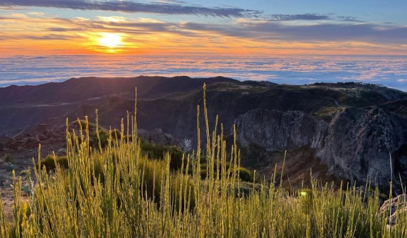 Hiking route through the peaks of Madeira: Pico do Areeiro, Pico das Torres and Pico Ruivo