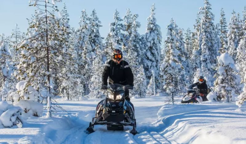 Snowmobiling in Rovaniemi