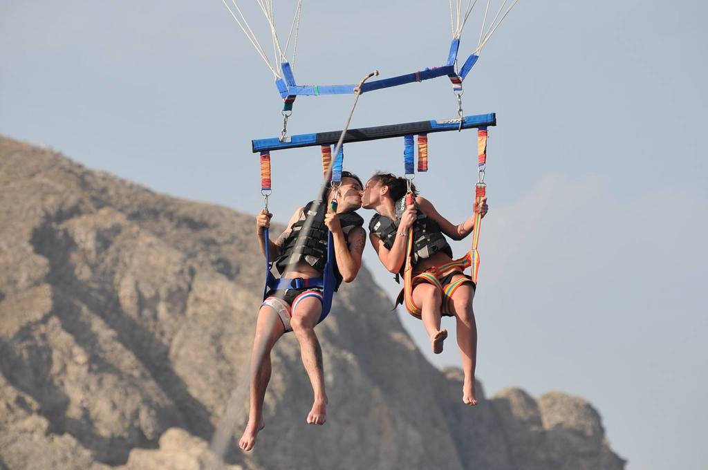 Parasailing vom Strand von Perivolos, Santorin