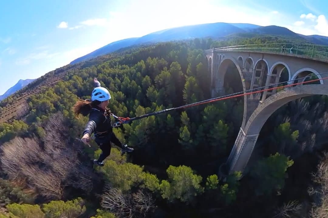 Frau beim Bungee-Springen auf der Brücke der sieben Monde in Alicante