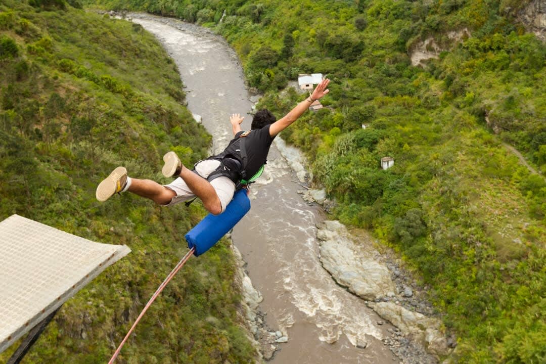 Mann beim Bungee-Springen in Murillo de Gallego