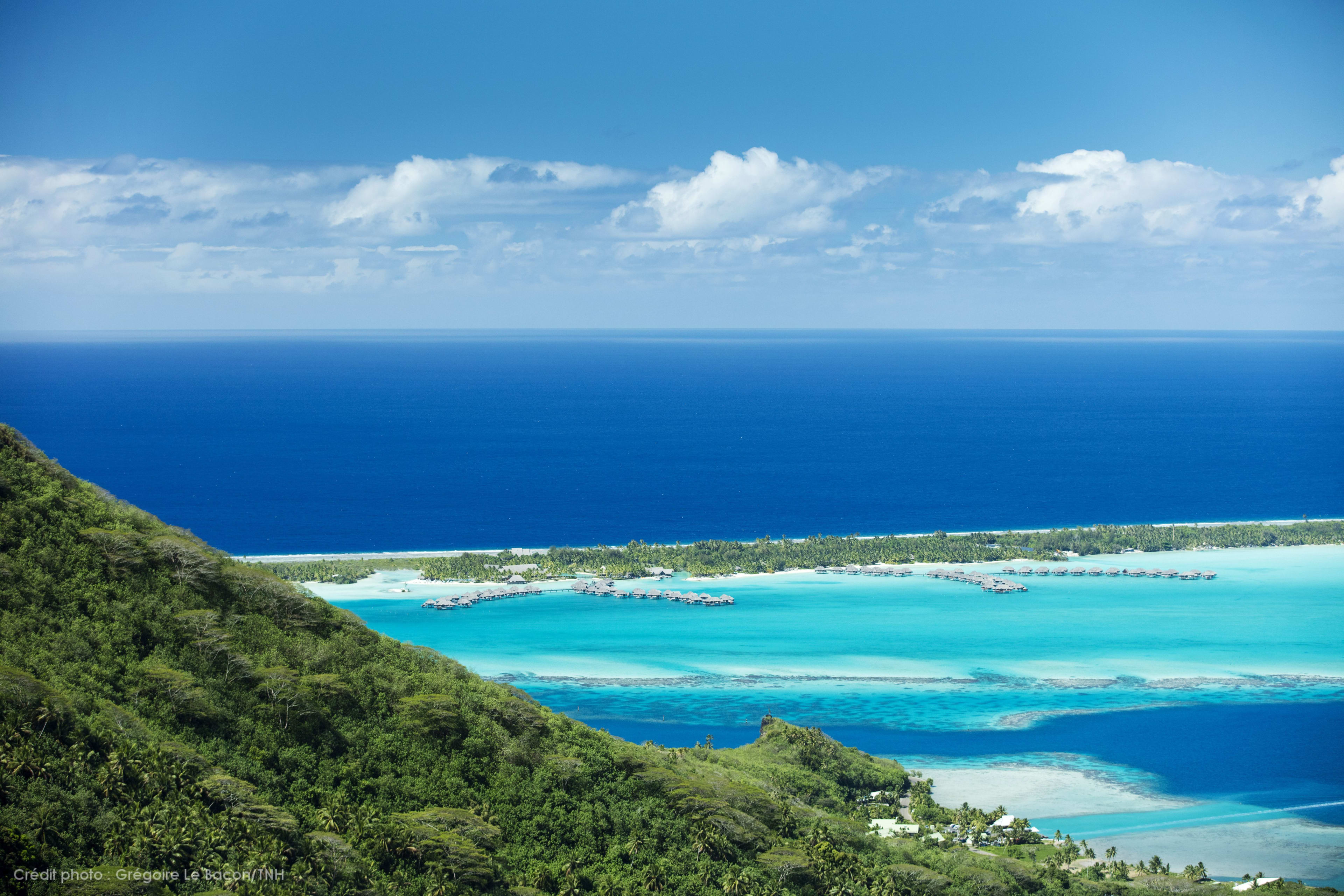 Luftaufnahme über der Lagune von Bora Bora