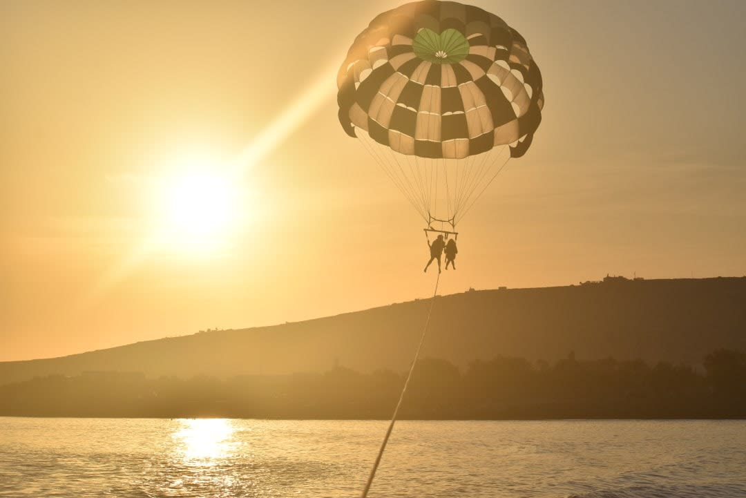 Parasailing al atardecer