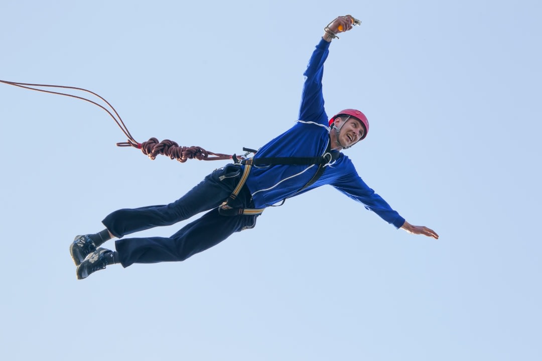 Ein Mann beim Bungee-Springen
