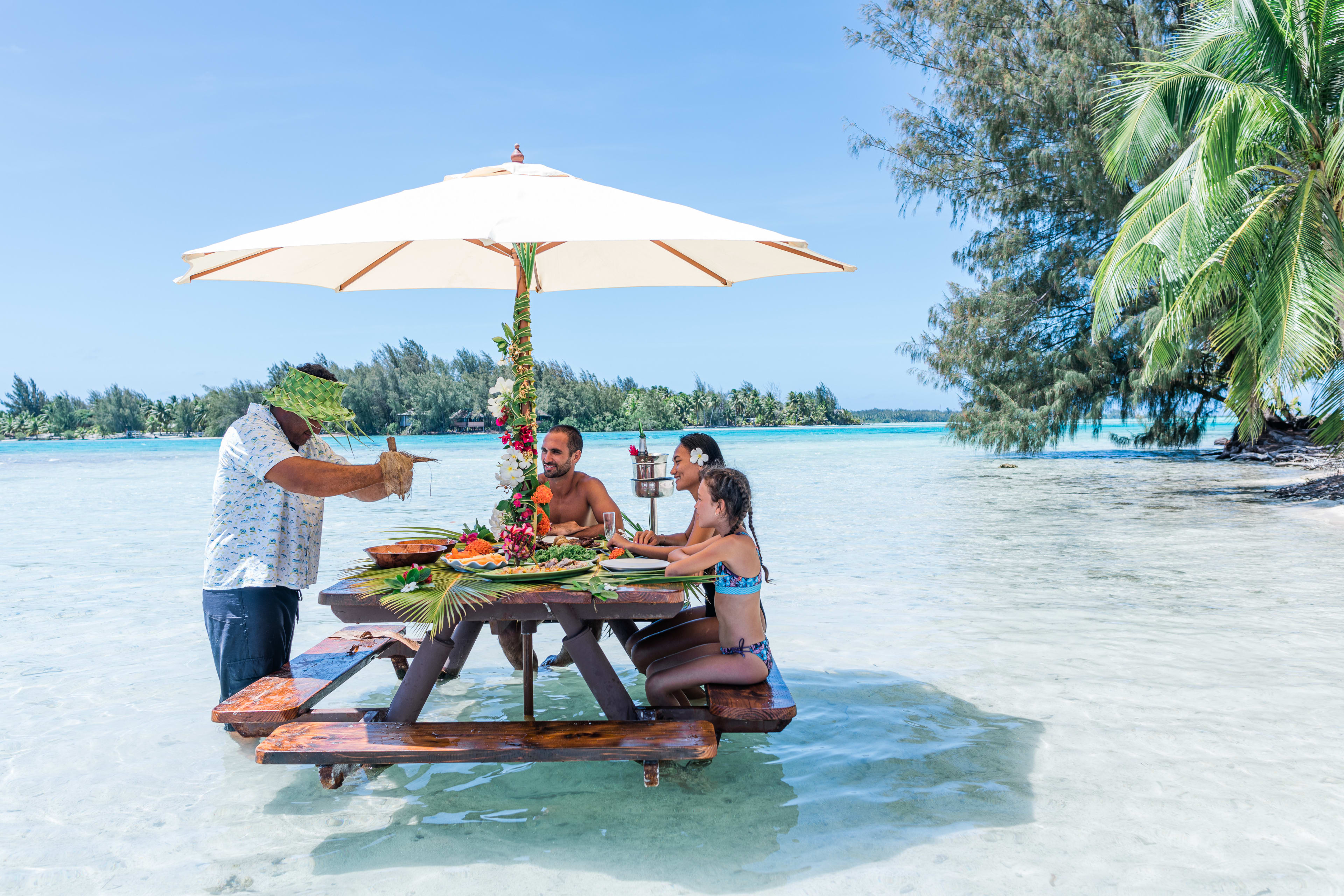 Comidas con los pies en el agua en un motu de Bora Bora