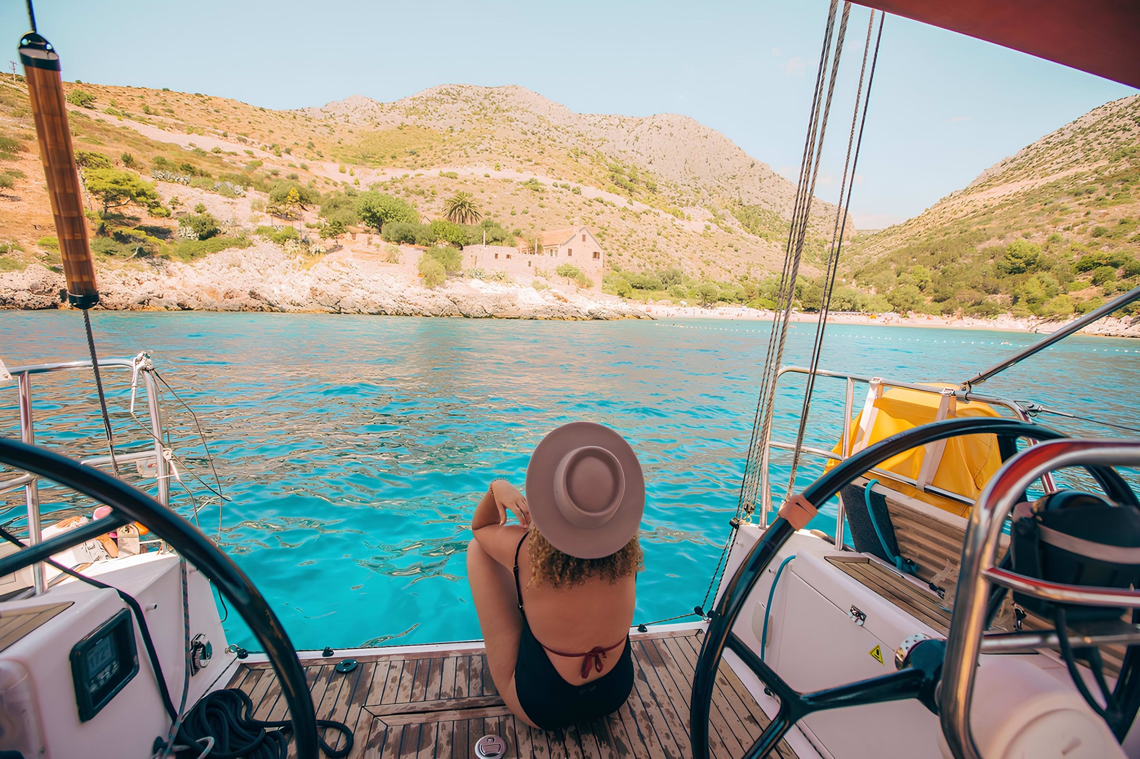 Excursion à la voile sur les îles Pakleni et Les Red Rocks au départ de Hvar