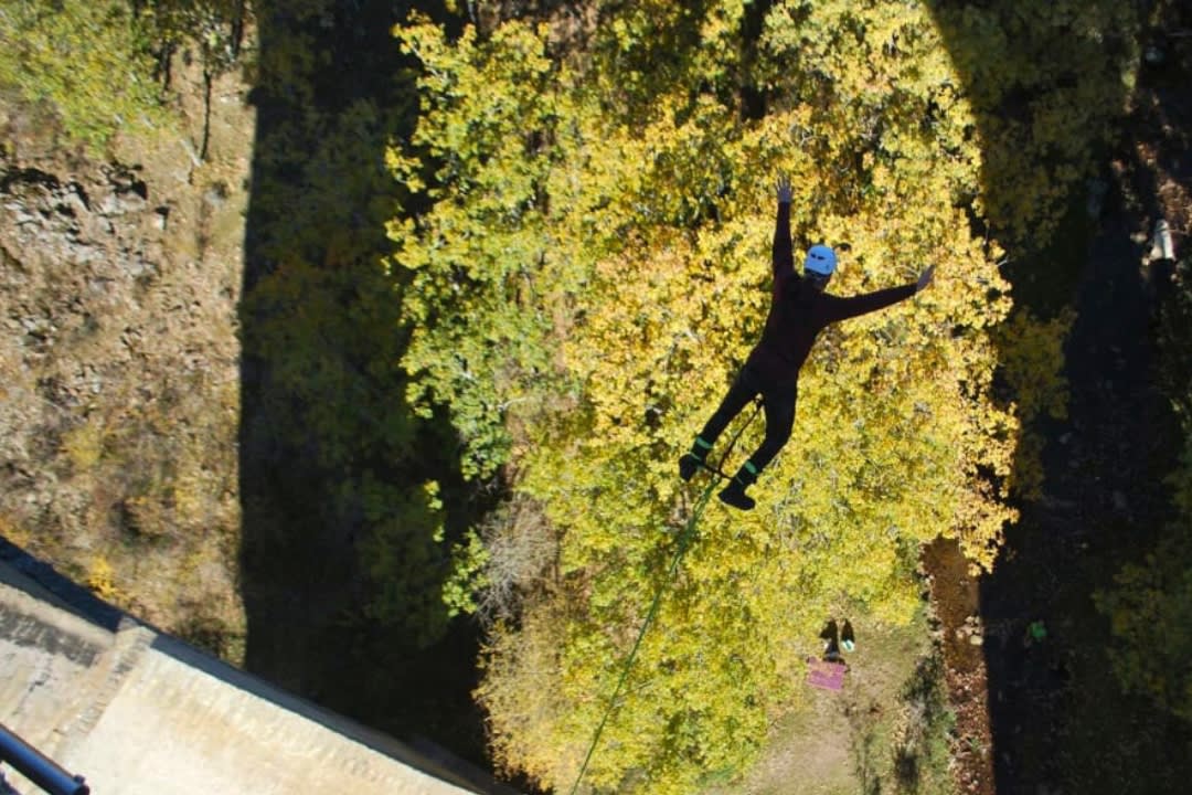 Mann beim Bungee-Springen auf der Buitrago-Brücke in der Nähe von Madrid