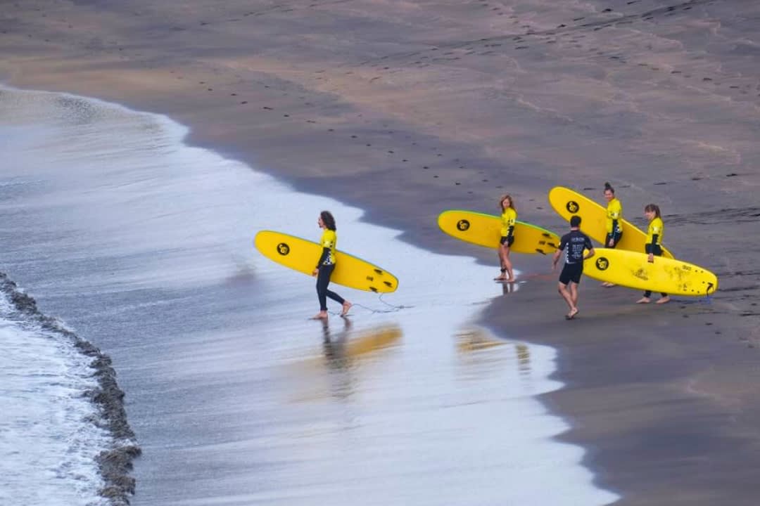 Un grupo de amigos haciendo clases de surf en São Miguel, Islas Azores