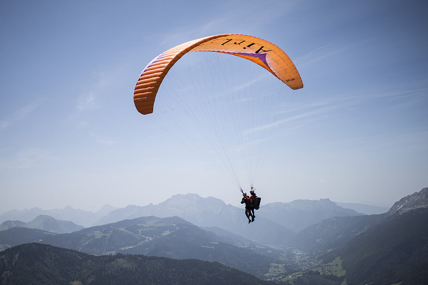 Gleitschirmfliegen über Le Grand Bornand, Frankreich