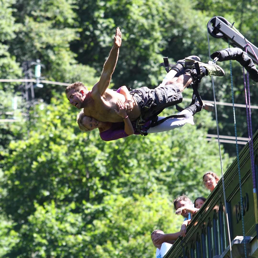 Bungee jumping from Pont Napoléon