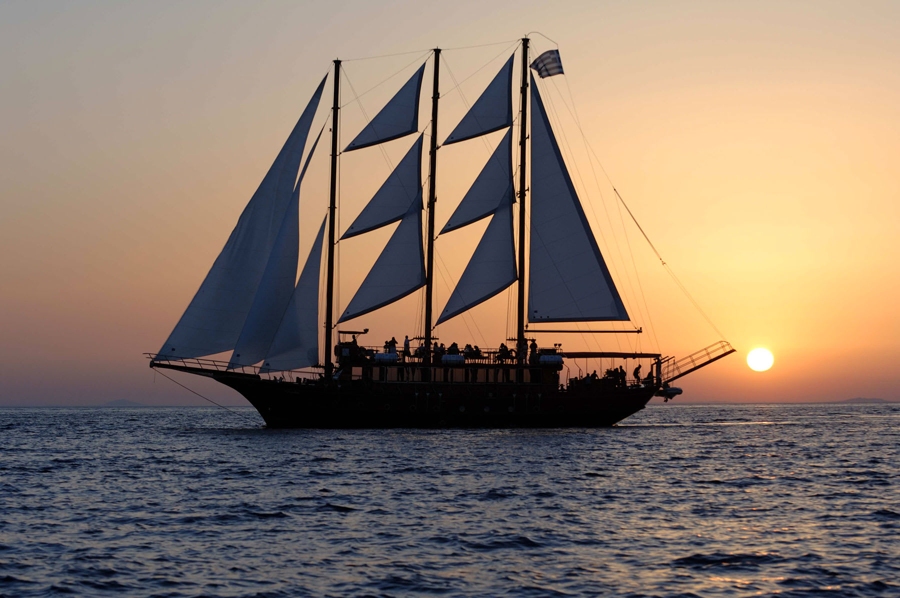 Dinner-Kreuzfahrt bei Sonnenuntergang ab Santorin