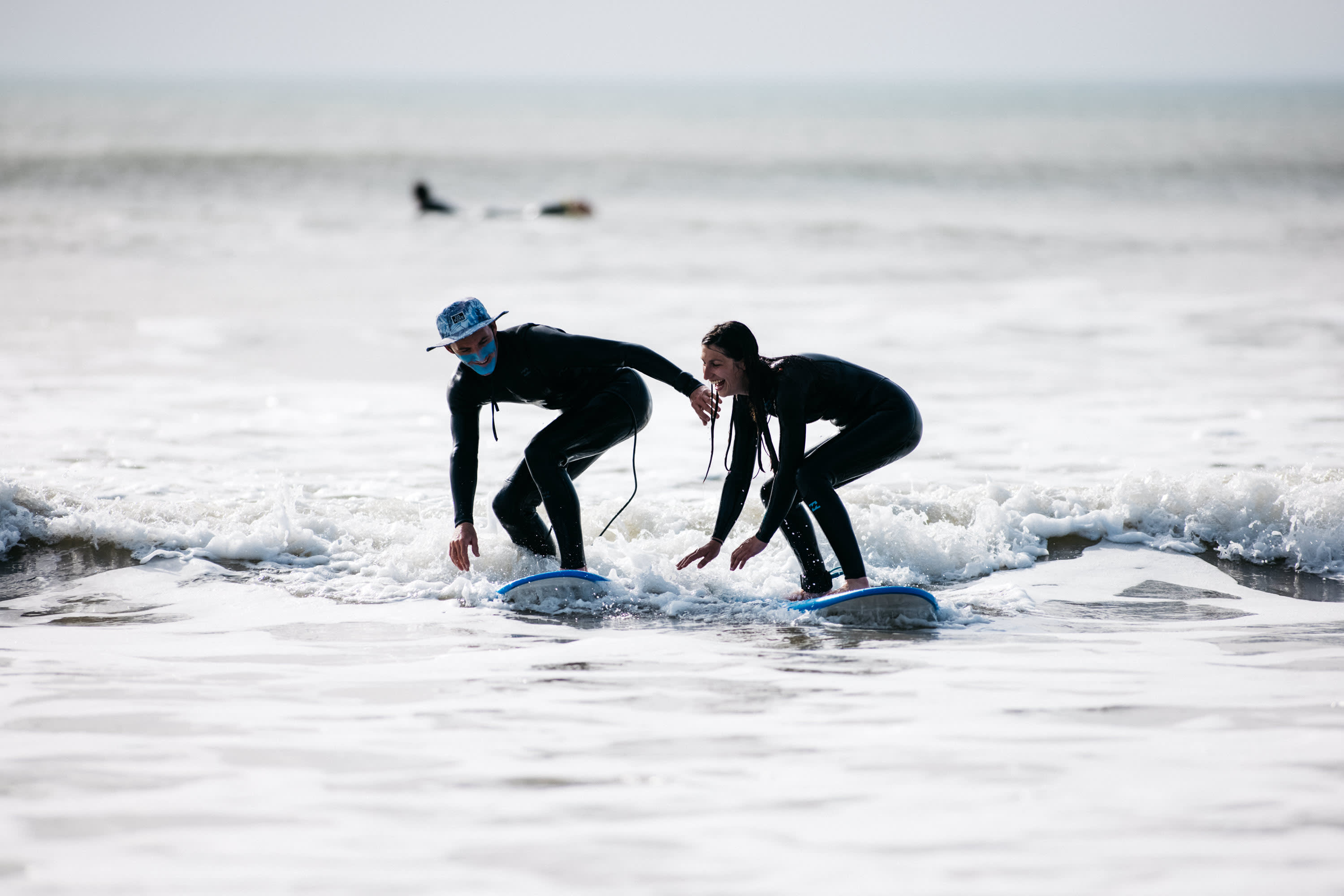 Instructor y alumno durante una clase de surf 