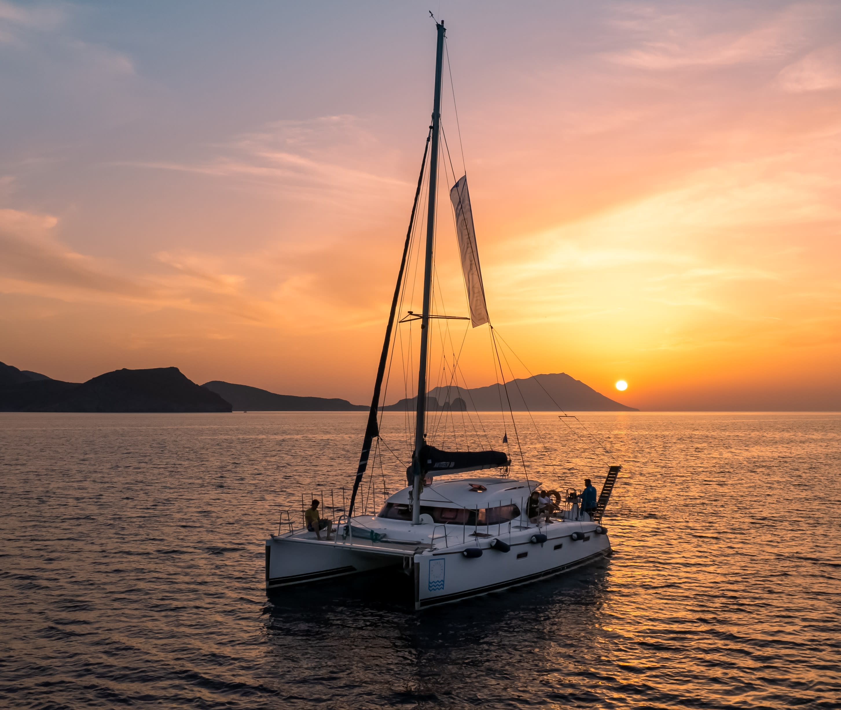 Crucero en barco al atardecer en Milos