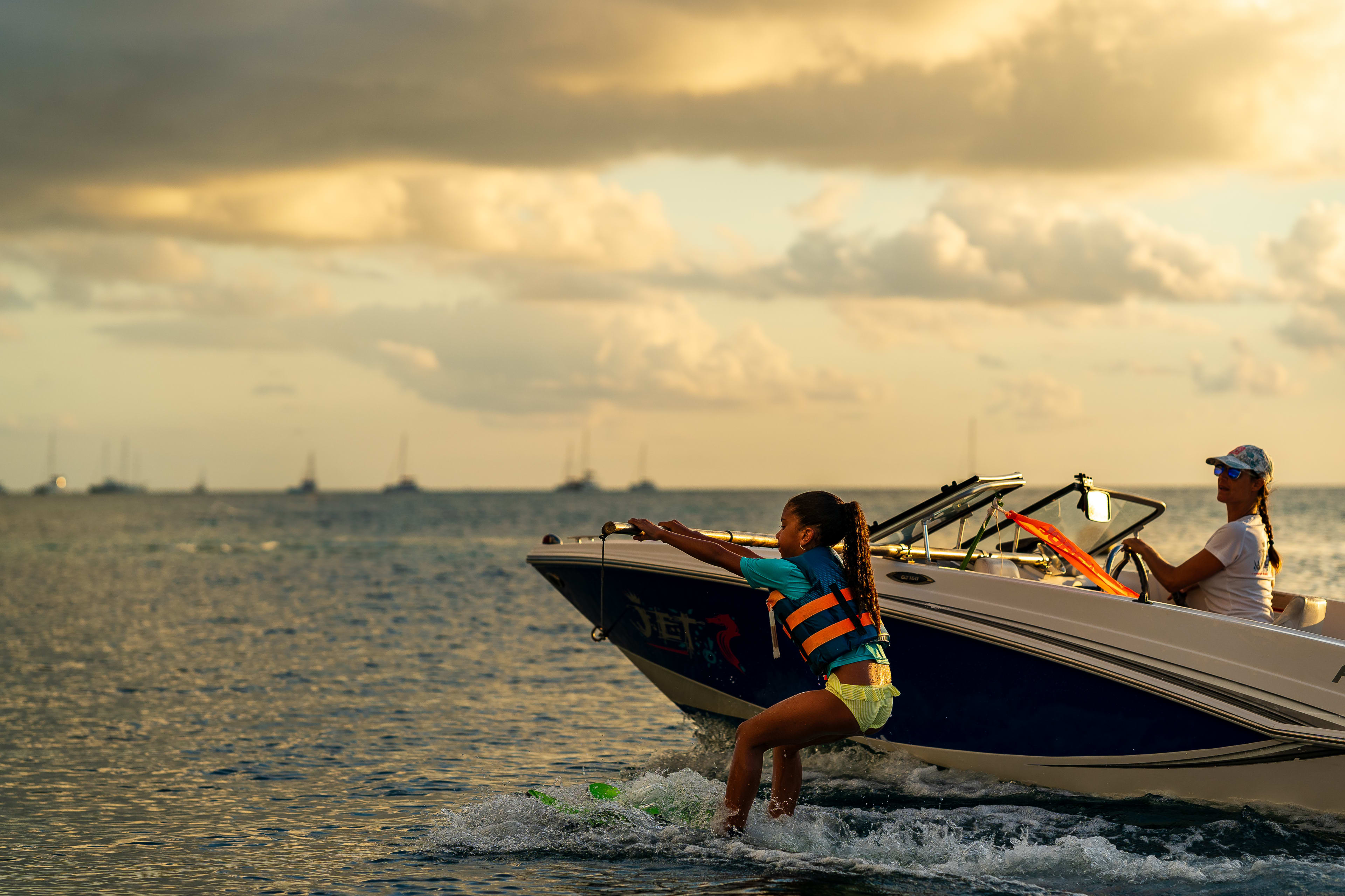 Esquí acuático con niños en Martinica
