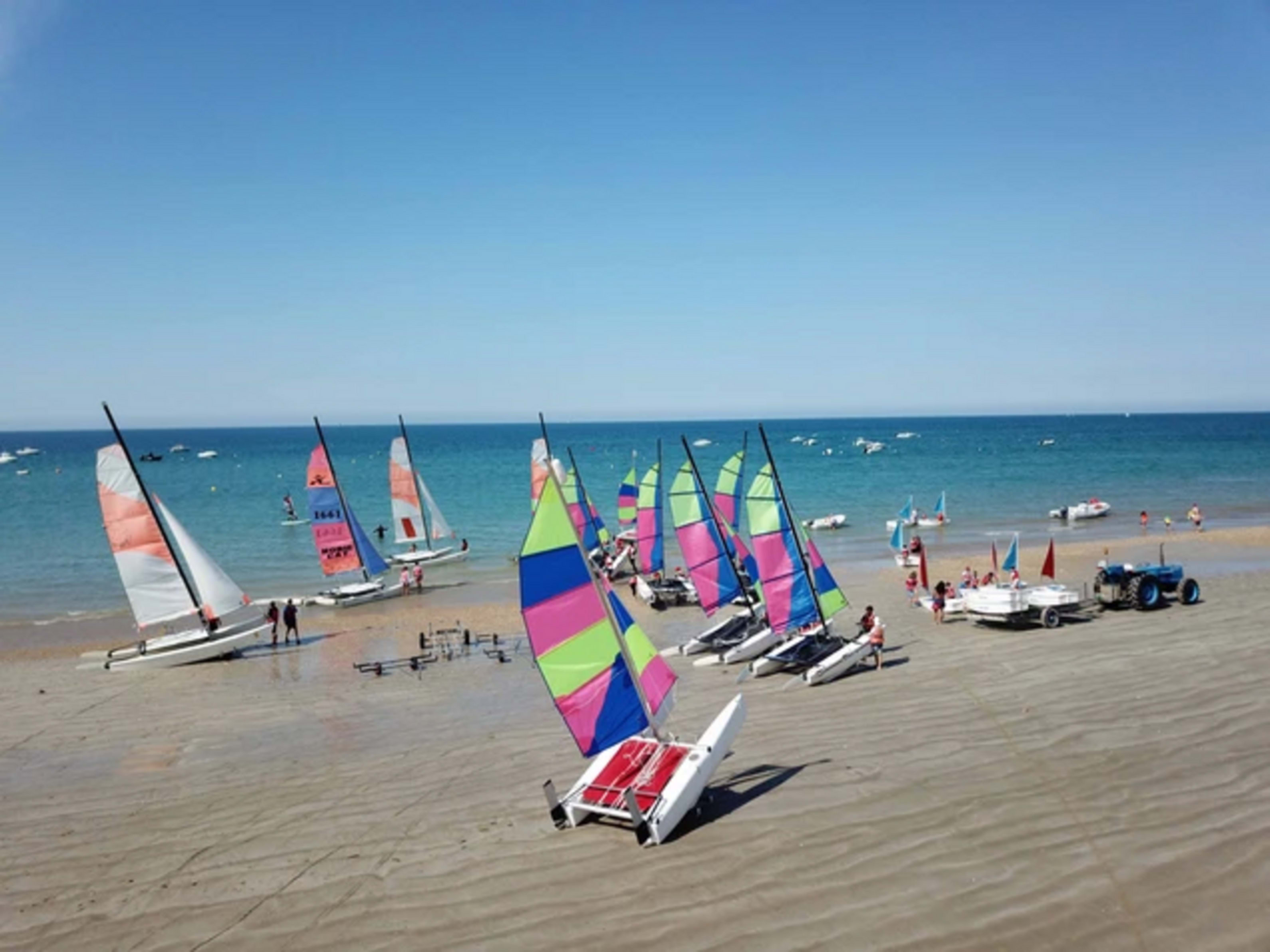 Catamaranes a orillas del mar para una salida oceánica en la isla de Ré