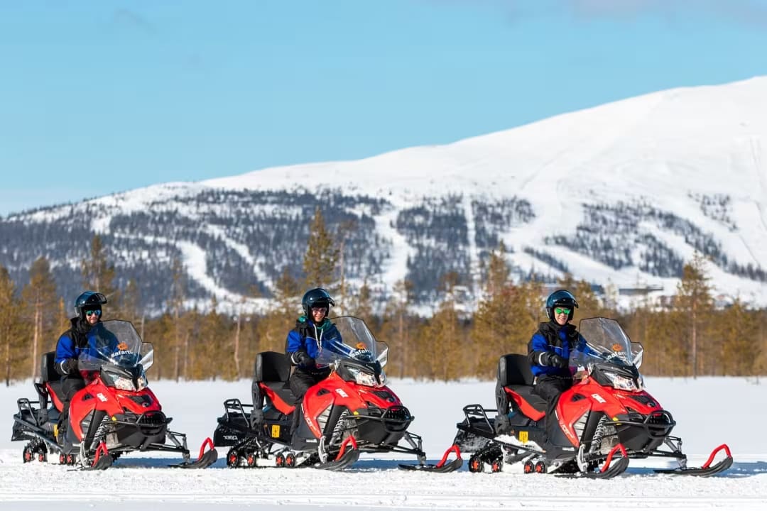 Snowmobiling in Ylläs