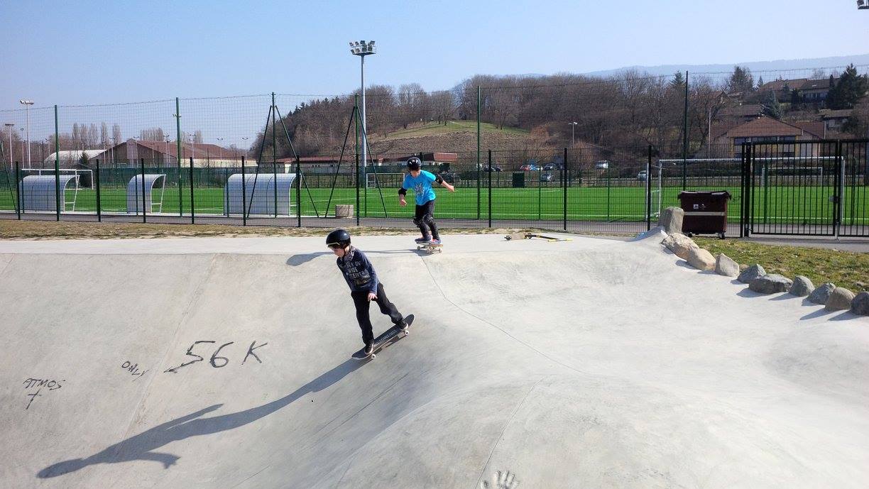 Clases de monopatín en Annemasse, cerca de Ginebra