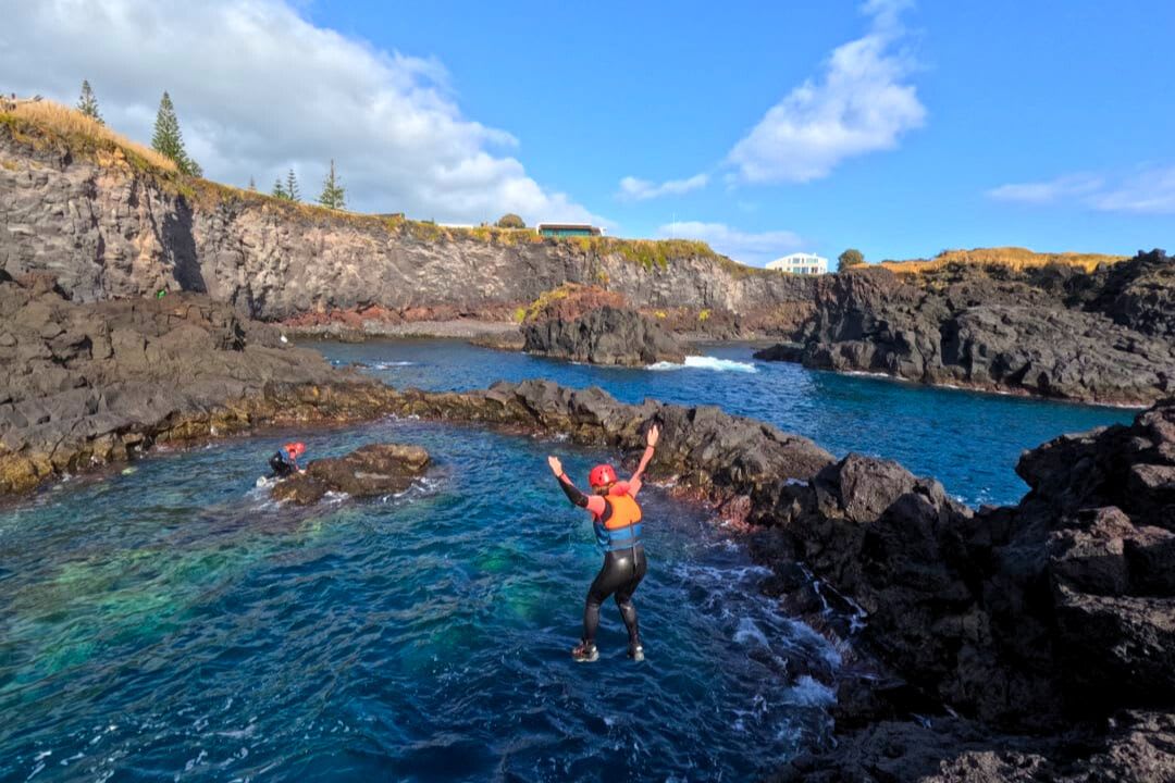 Una familia haciendo una excursión de coasteering en São Miguel desde Caloura, Azores