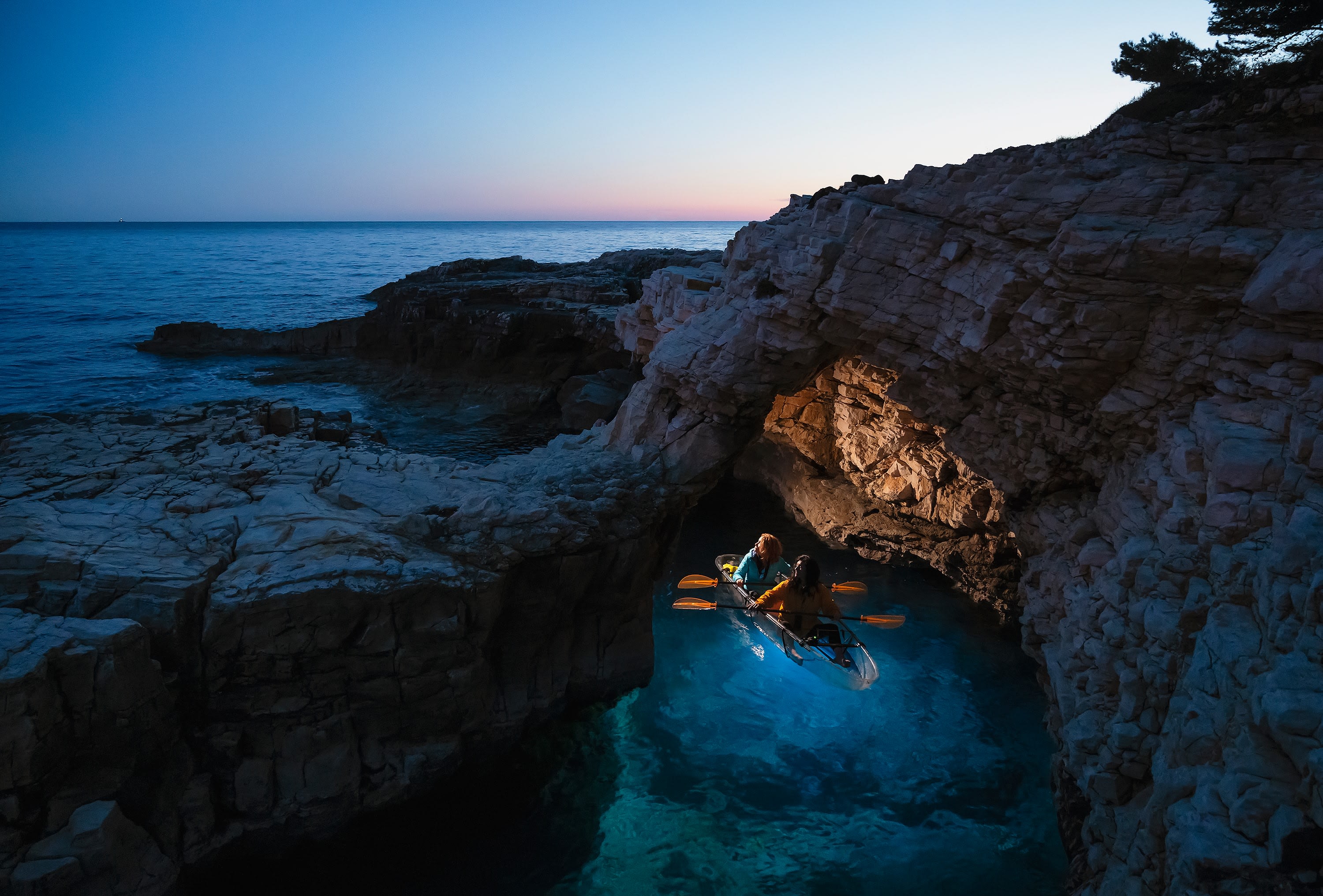 Leuchtende, transparente Kajak-Nachttour in Pula