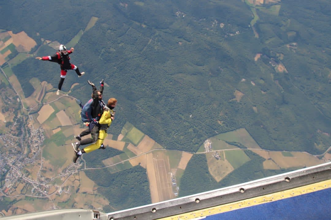 Tandem skydive at 4000m in Cerfontaine, Hainaut