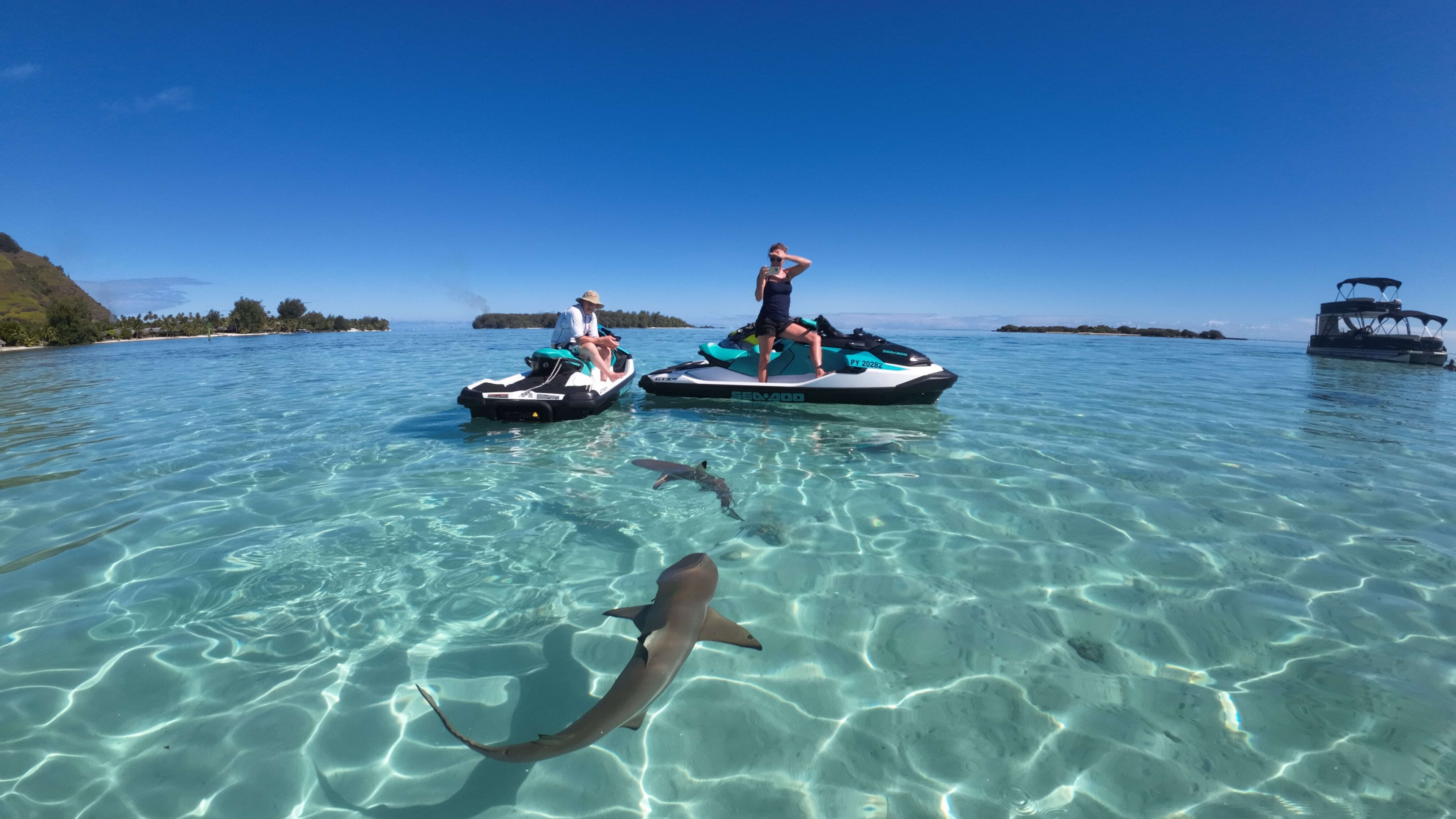 moto acuática en la laguna de Moorea