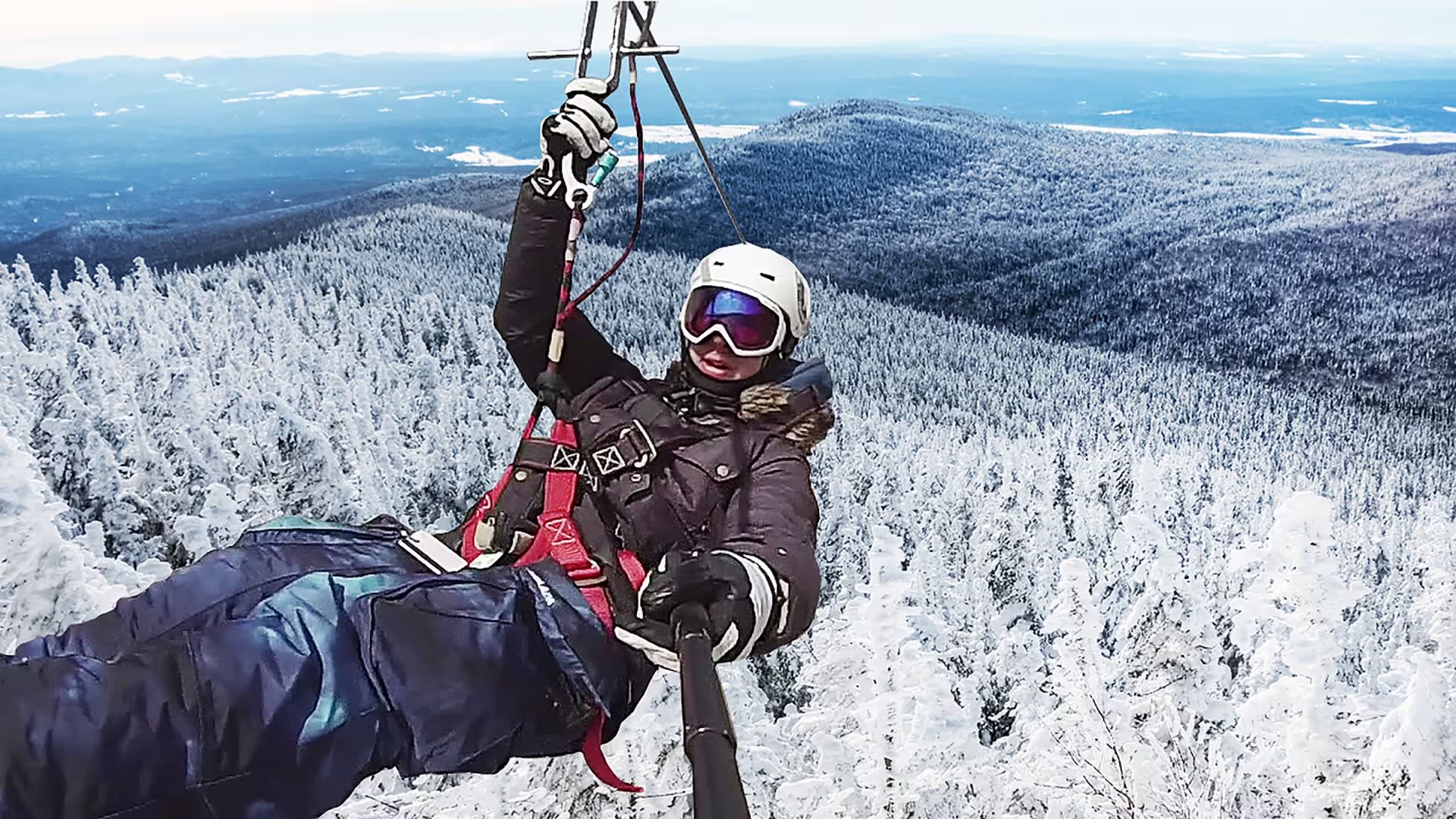 Zipline auf dem Katharinenberg über dem verschneiten Wald