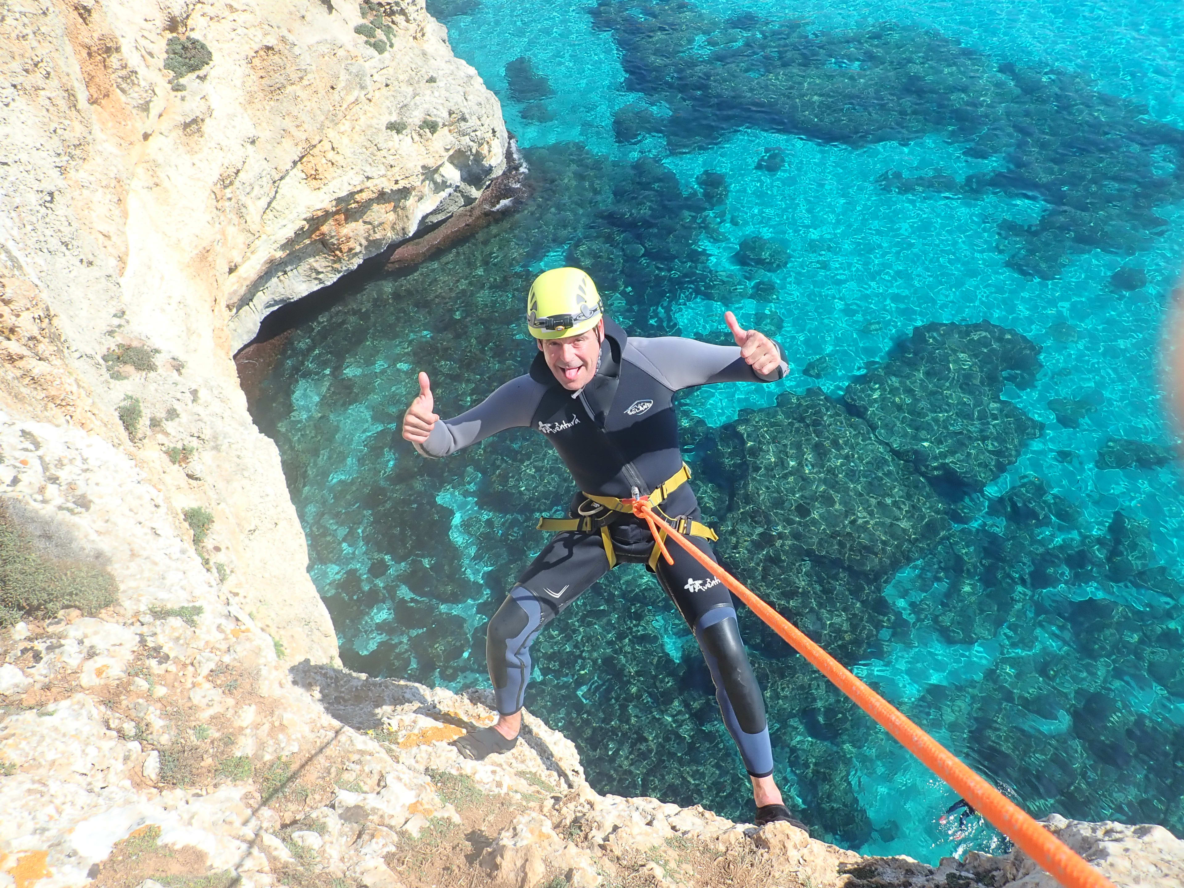 Descente en rappel dans la mer