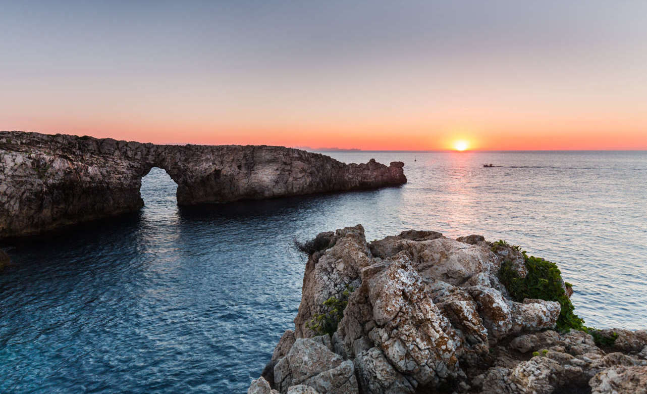 Coucher de soleil sur le phare de Punta Nati