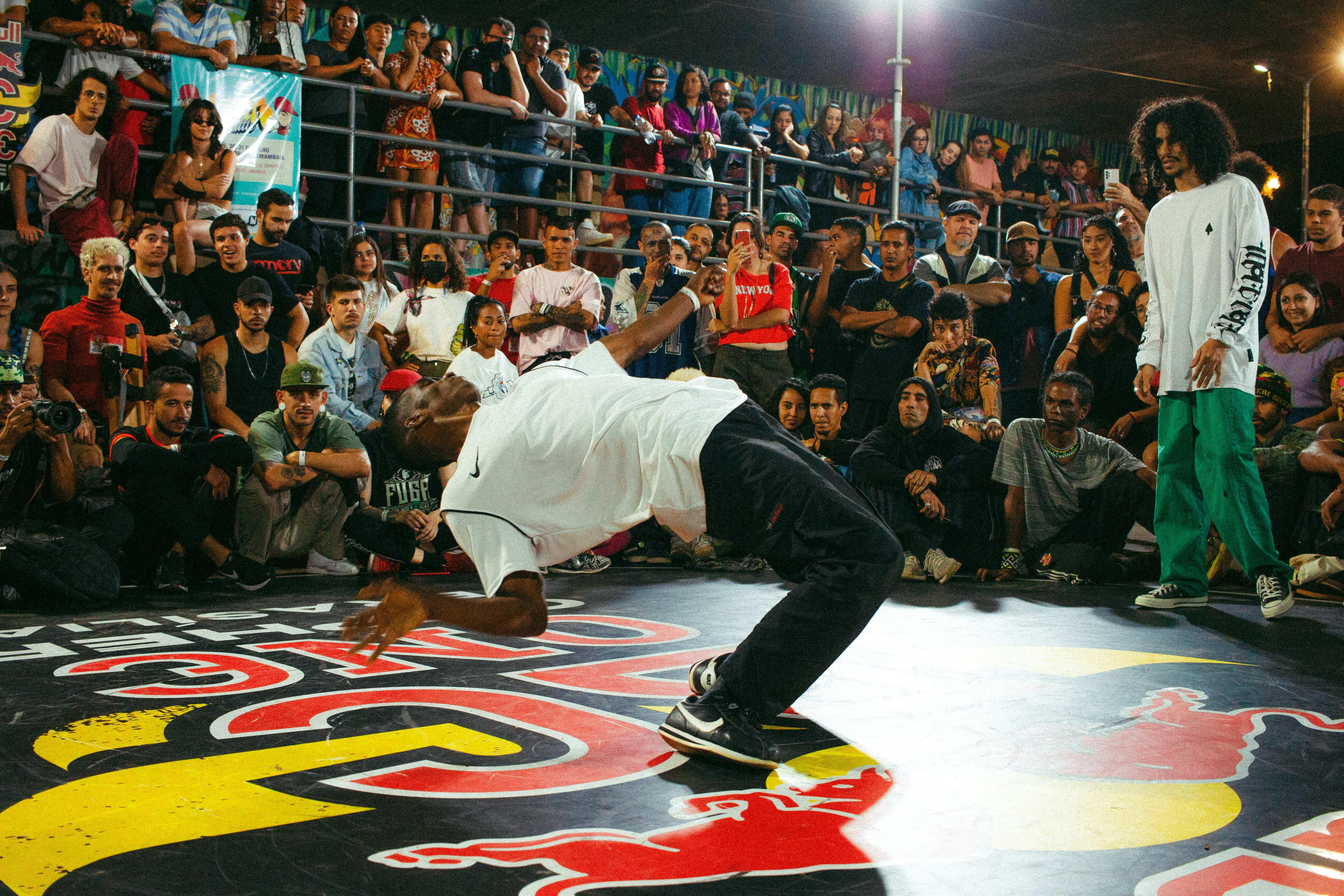 Breakdancer bei einem Red Bull BC One-Wettbewerb.